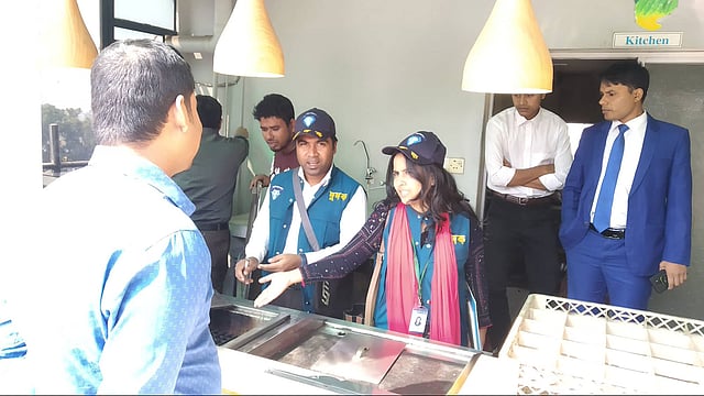 তিতাস গ্যাসের অবৈধ সংযোগ বাণিজ্যের অভিযোগে দুদকের অভিযান। উত্তরা, ঢাকা, ১৯ নভেম্বর। ছবি: সংগৃহীত