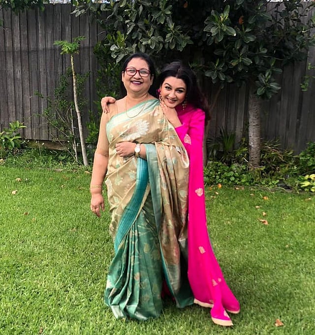 সিডনিতে মায়ের সঙ্গে জয়া আহসান