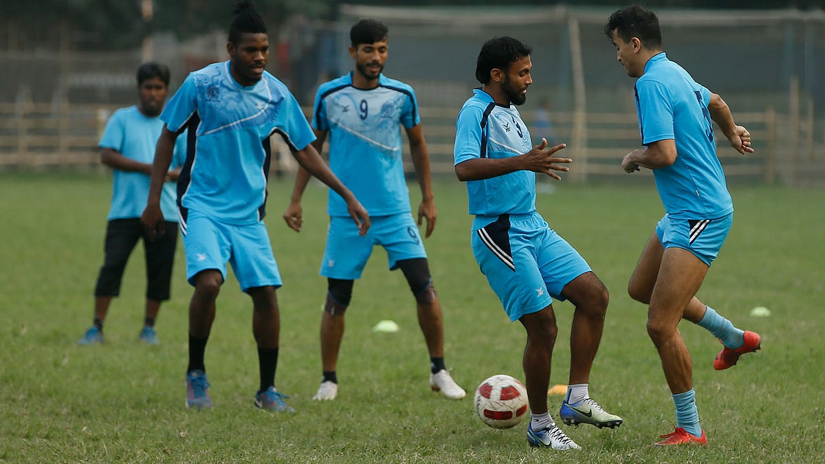 আবাহনী পারবে জামালের দুই গাম্বিয়ান আর এক আর্জেন্টাইনকে সামলাতে? ছবি: প্রথম আলো