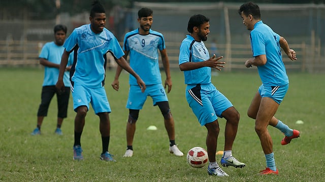 আবাহনী পারবে জামালের দুই গাম্বিয়ান আর এক আর্জেন্টাইনকে সামলাতে? ছবি: প্রথম আলো