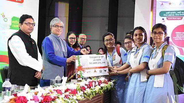 শিক্ষার্থীদের হাতে ল্যাপটপ তুলে দেন ডাক, টেলিযোগাযোগ ও তথ্যপ্রযুক্তি মন্ত্রী মোস্তাফা জব্বার। ছবি: সংগৃহীত।