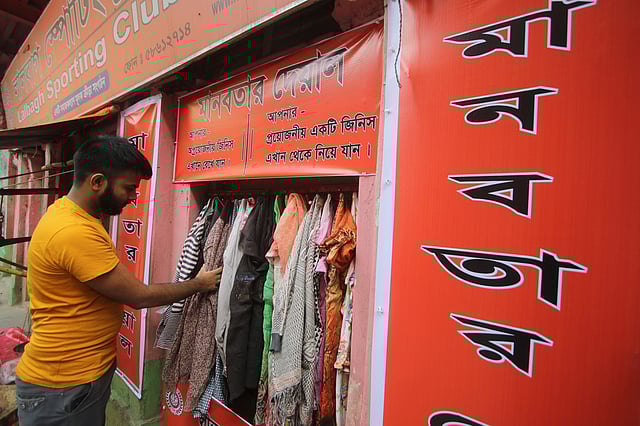 এখানে কেউ নতুন বা পুরোনো কাপড় অন্যের জন্য রেখে যেতে পারেন। প্রয়োজন হলে তিনি অপর একটি কাপড় সেখান থেকে নিয়েও যেতে পারবেন। লালবাগ, ঢাকা, ১৯ নভেম্বর। ছবি: আবদুস সালাম