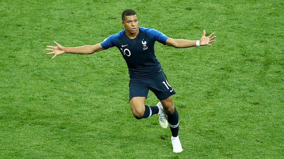 নেইমারকে সেরা বললেও, এবার ব্যালন ডি’অর জয়ের দৌড়ে এমবাপ্পে নিজেই কিন্তু এগিয়ে। ফাইল ছবি