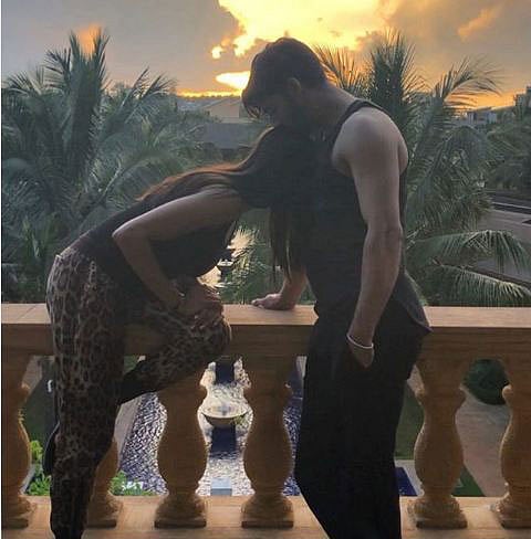 প্রেমিকা সুস্মিতা সেনকে জন্মদিনের শুভেচ্ছা জানিয়ে ইনস্টাগ্রামে নিজেদের এই ছবিটি পোস্ট করেছেন প্রেমিক রোহমান শল