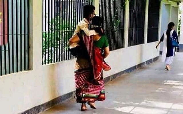 হৃদয় সরকার ছোটবেলা থেকে হাঁটতে পারেন না৷ ‘খ’ ইউনিটে ভর্তি পরীক্ষার দিন মায়ের কোলে চড়ে ভর্তি পরীক্ষা দিতে আসেন তিনি। ছবিটি ফেসবুক থেকে নেওয়া