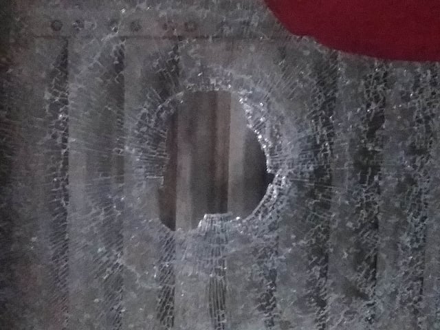 কে বা কার ছোড়া পাথরে ট্রেনের জানালার কাচ ভেঙে ভেতরে ঢুকে দুই যাত্রী আহত হন। ছবি: সংগৃহীত