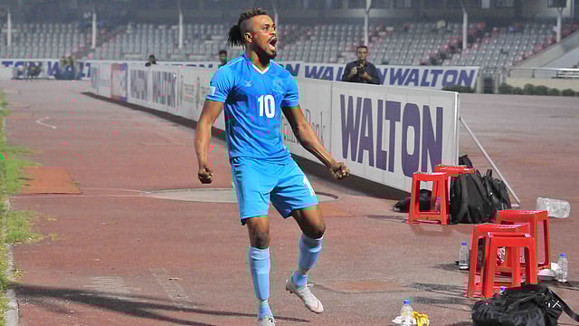 সানডের হ্যাটট্রিকে শেখ জামালের বিপক্ষে ৪-২ গোলে জয় পেয়েছে আবাহনী। সৌজন্য ছবি