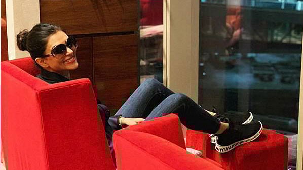 সুস্মিতা সেন জন্মদিনের আগে মুম্বাই বিমানবন্দরে তোলা ছবিটি ইনস্টাগ্রামে দিয়ে জানিয়েছেন, তিনি দুবাই যাচ্ছেন