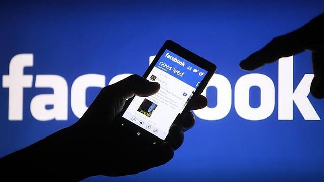 ফেসবুকের আসক্তি ভয়ানক হয়ে উঠতে পারে। ছবি: রয়টার্স।