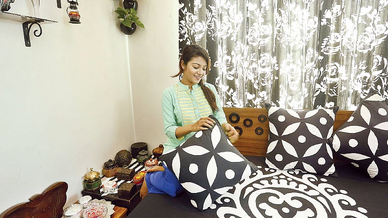 কুশনের কভার বদলে নিন কয়েক দিন পরপর। ছবি: নকশা