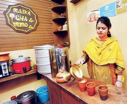 মটকা চা পরিবেশন করা হয় মাটির গ্লাসে। ছবি: সুমন ইউসুফ