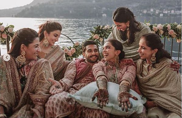 মেহেদি অনুষ্ঠানে সবার সঙ্গে রণবীর সিং ও দীপিকা পাড়ুকোন