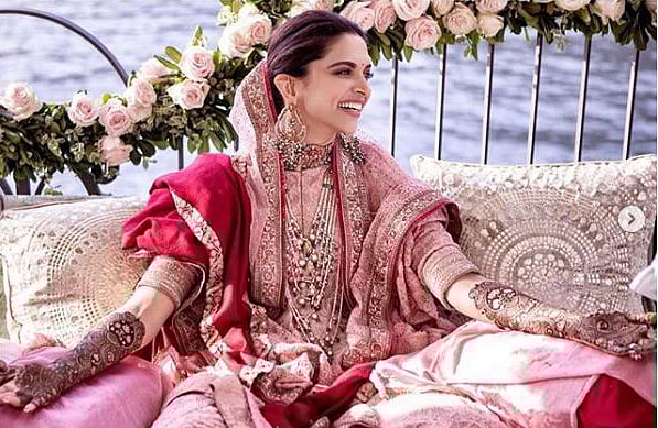 মেহেদি হাতে দীপিকা পাড়ুকোন