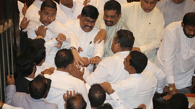 শ্রীলঙ্কার পার্লামেন্টের ভেতর দুই পক্ষের মারামারি। ছবি: রয়টার্স