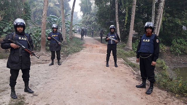ঝিনাইদহ সদরে কালুহাটী গ্রামের সরাফত হোসেনের বাড়িতে অভিযান চালায় র‍্যাব। ছবি: আজাদ রহমান
