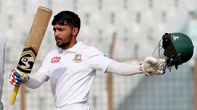 সেঞ্চুরি তুলে নেওয়ার পর মুমিনুল। ছবি: শামসুল হক