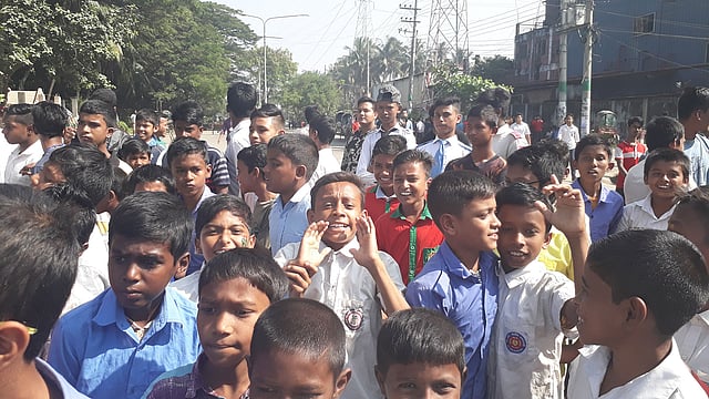 জহুর আহমেদের প্রধান ফটকে শিক্ষার্থীদের মিছিল । ছবি: প্রথম আলো