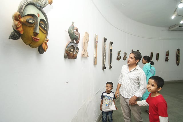 অনেকেই আসছেন মুখোশ দেখতে। শিশুদের উৎসাহ বেশি।