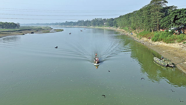 সাতকানিয়া ও চন্দনাইশের মধ্য দিয়ে বয়ে যাওয়া শঙ্খ নদী। চট্টগ্রাম-১৪ (চন্দনাইশ-সাতকানিয়া আংশিক) আসনের দুই অংশকে বিভক্ত করেছে নদীটি।  ছবি: সৌরভ দাশ