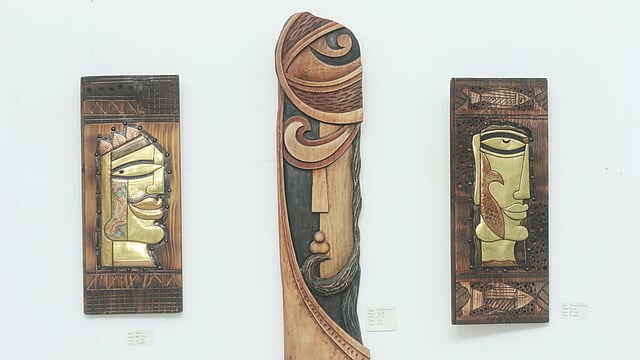 শিল্পী তুষার দের ‘রাজা’, ‘বৃহন্নলা’ (মাঝখানে) ও ‘মৎস্য-মানব’।