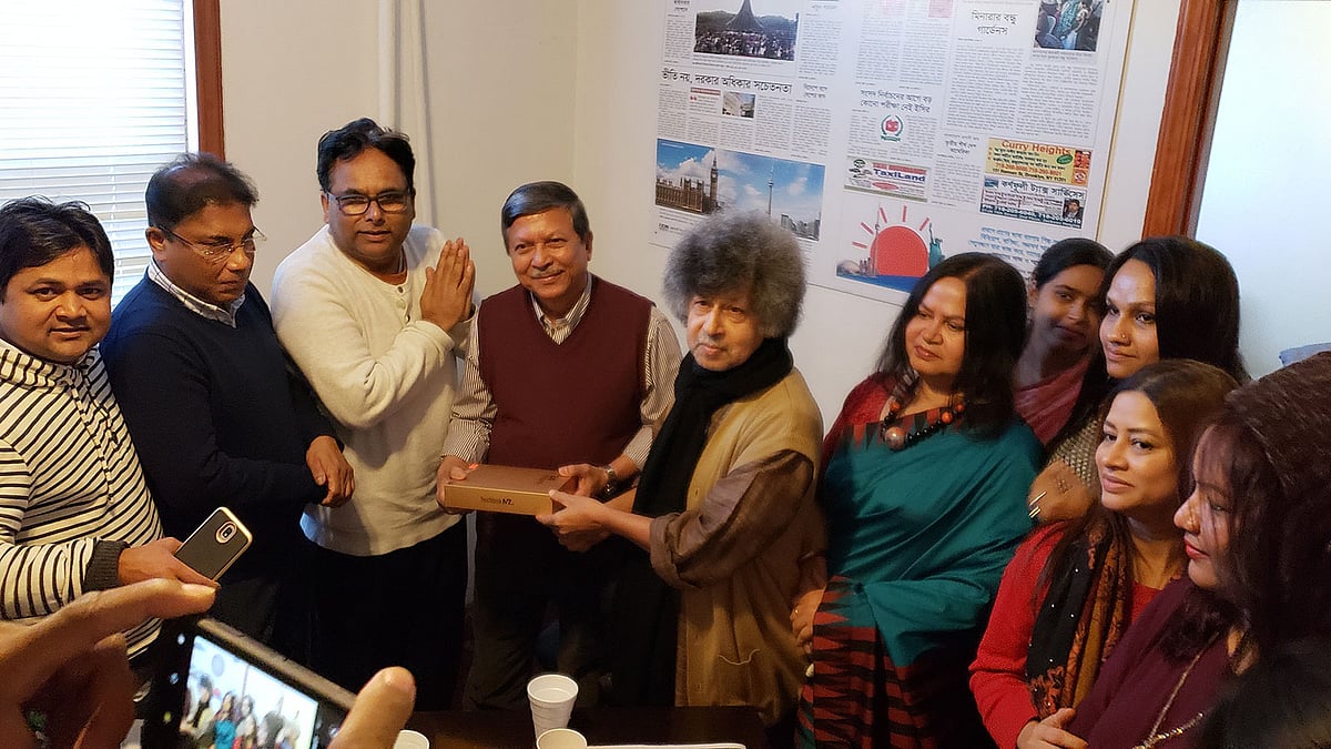 ‘প্রথম আলো উত্তর আমেরিকা সিপার এয়ার সার্ভিস স্বজন পুরস্কার’ প্রদানের আয়োজন। ছবি: প্রথম আলো