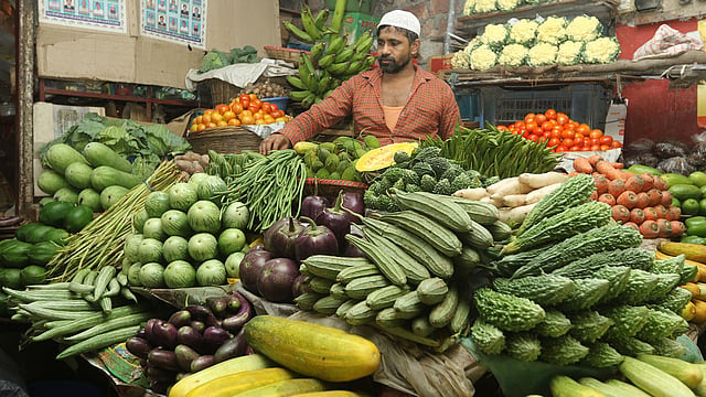 রাজধানীর বাজারে কমেছে শীতের সবজির দাম।