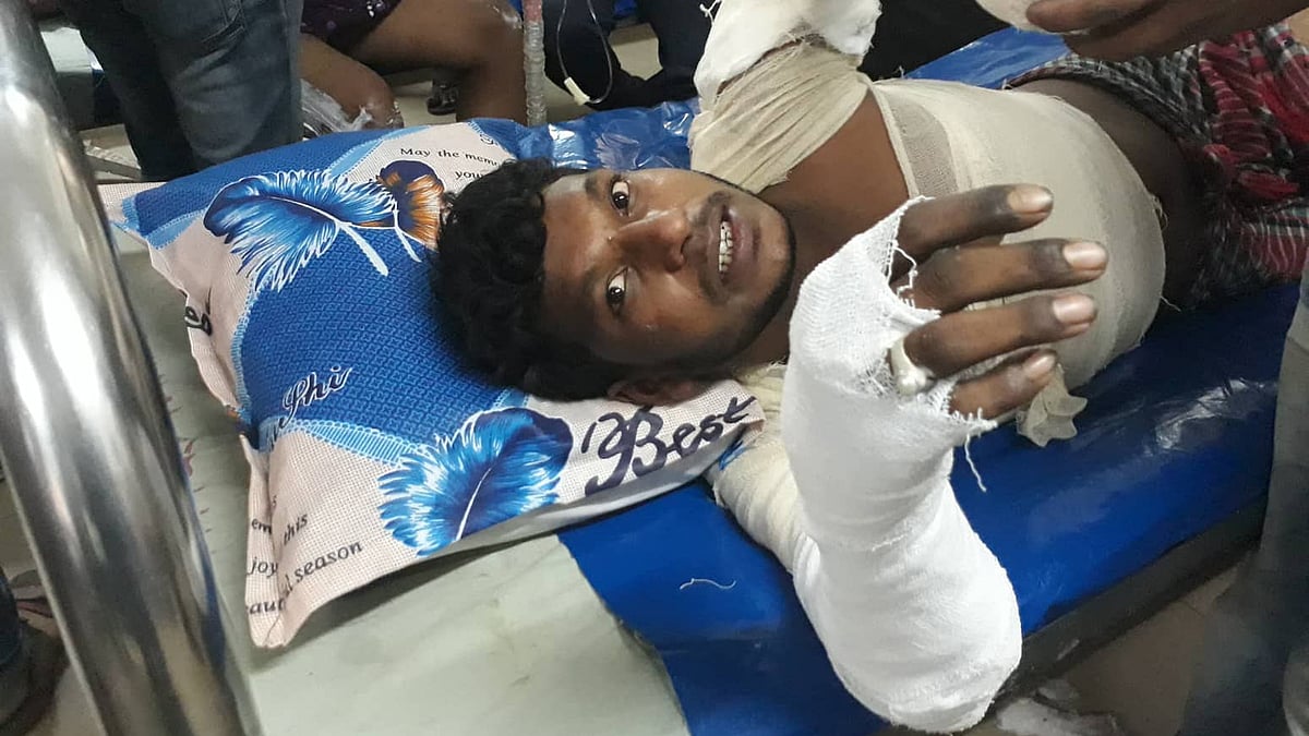 ঢাকা মেডিকেল কলেজ হাসপাতালের বার্ন ইউনিটে চিকিৎসাধীন দগ্ধ এক ব্যক্তি। ঢাকা, ২৩ নভেম্বর। ছবি: আবদুস সালাম