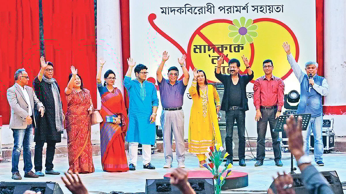 প্রথম আলো ট্রাস্টের ‘মাদকবিরোধী পরামর্শ সহায়তা সভার’ ১০০তম অনুষ্ঠানে অতিথিরা হাত তুলে মাদককে ‘না’ বলেন। গতকাল সন্ধ্যায় রাজধানীর ধানমন্ডির রবীন্দ্রসরোবরে। ছবি: প্রথম আলো