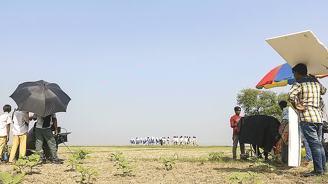 চরের পথ ধরে হেঁটে চলা আলোর পাঠশালার শিক্ষার্থীরা। ছবি: সংগৃহীত