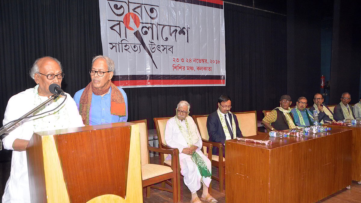 উৎসবের মঞ্চে কবি-সাহিত্যিকেরা। ছবি: ভাস্কর মুখার্জি