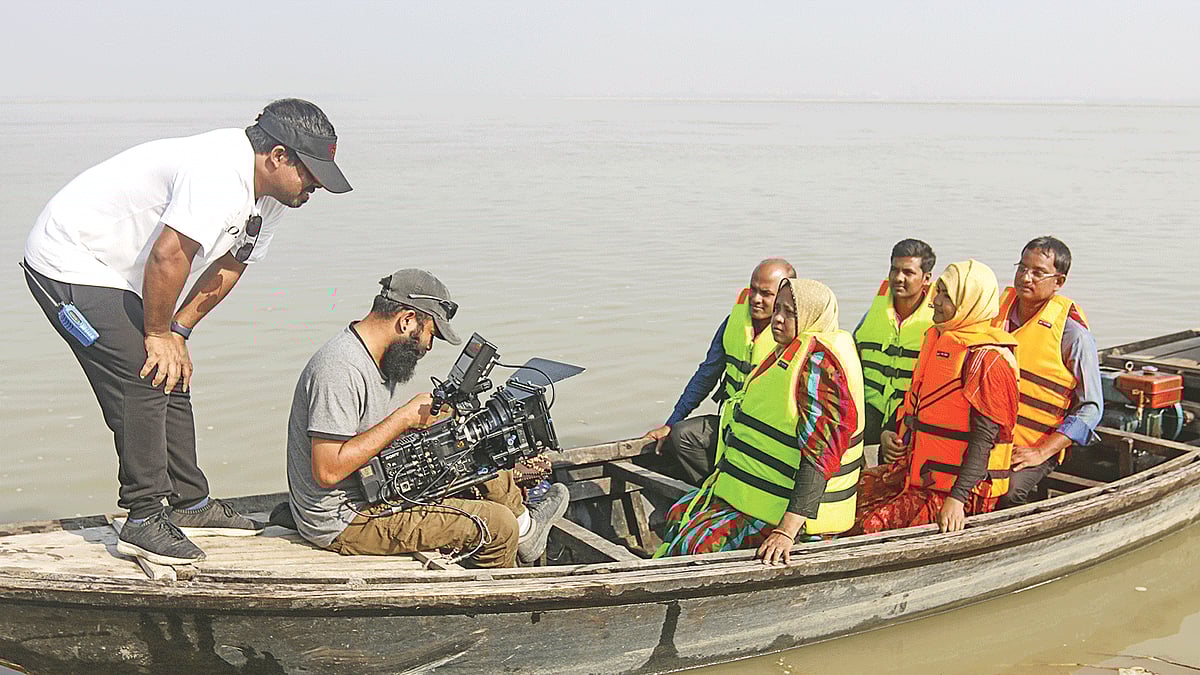 আলোর পাঠশালার শিক্ষকদের রোজ উত্তাল পদ্মা পাড়ি দেওয়ার মুহূর্তটুকু এভাবেই ধারণ করা হয়েছে। ছবি: সংগৃহীত