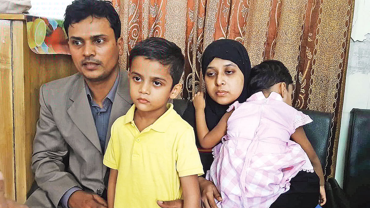 গত বৃহস্পতিবার নানা নাটকীয়তার পর উদ্ধার হওয়ার পর বাবা–মায়ের সঙ্গে শিশু জারিফ।   ছবি: সংগৃহীত