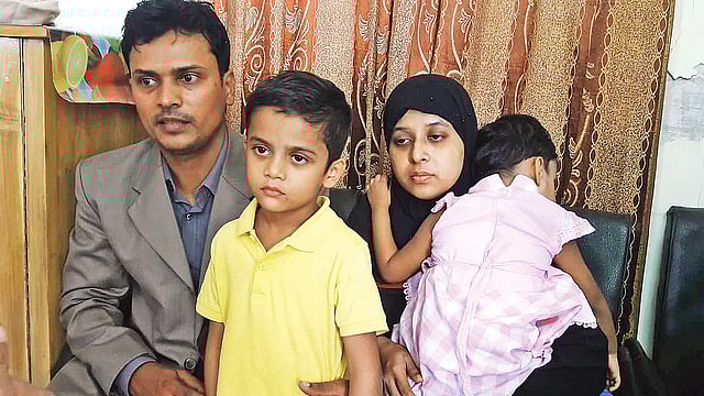 গত বৃহস্পতিবার নানা নাটকীয়তার পর উদ্ধার হওয়ার পর বাবা–মায়ের সঙ্গে শিশু জারিফ।   ছবি: সংগৃহীত