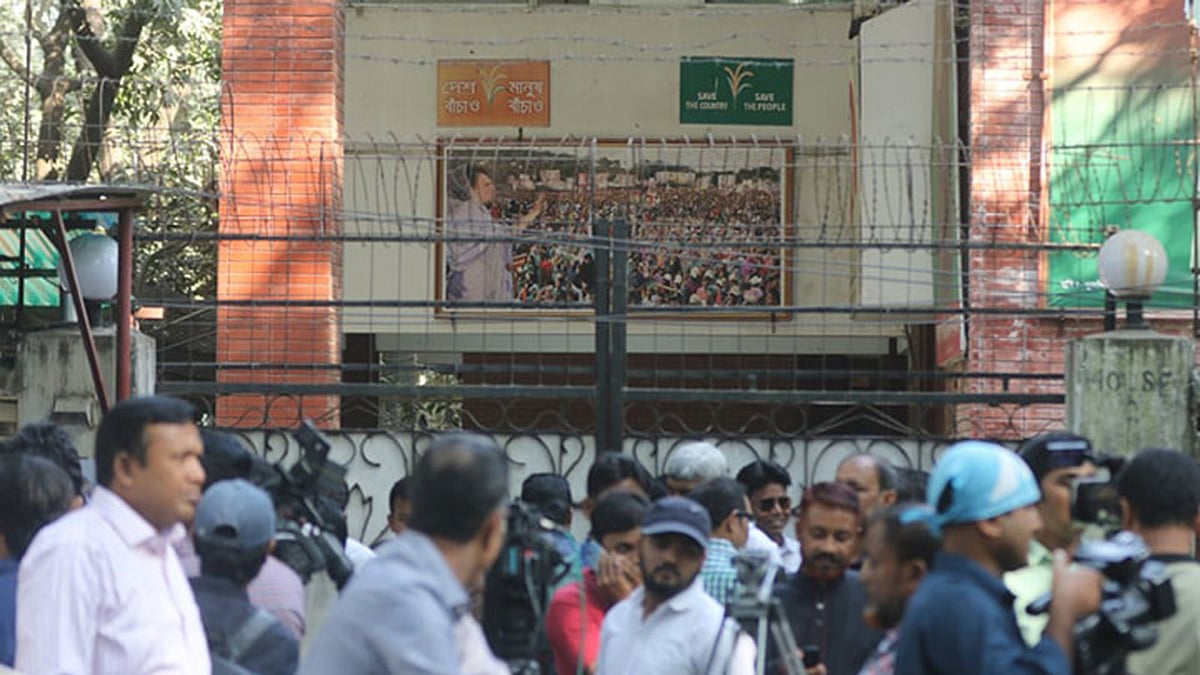 বিএনপির কার্যালয়ের সামনে মনোনয়নপ্রত্যাশী ও তাদের কর্ম সমর্থকেরা সকাল থেকেই ভিড় করেন। ছবি: আবদুস সালাম