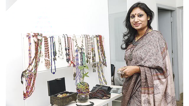 নিজের ডিজাইন স্টুডিওতে তাহমিনা খান, এ উদ্যোগের শুরু হয়েছিল অনলাইনে। ছবি: খালেদ সরকার