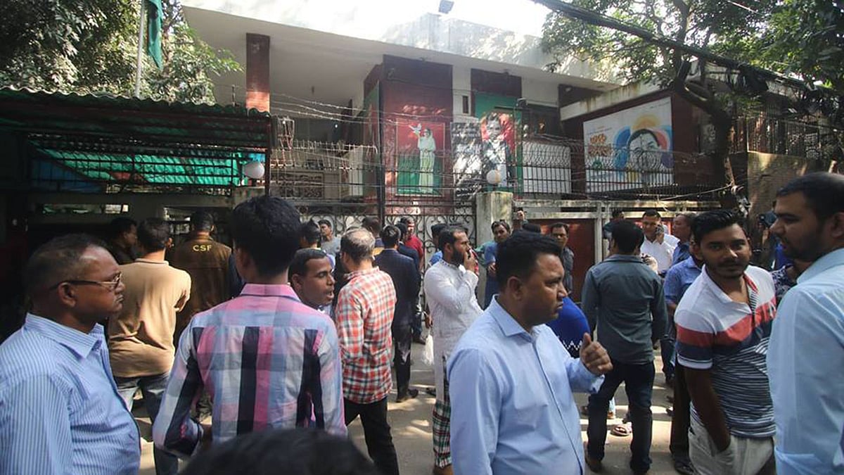 বিএনপির কার্যালয়ের সামনে মনোনয়নপ্রত্যাশী ও তাঁদের কর্মী–সমর্থকেরা সকাল থেকেই ভিড় করেন। ছবি: আবদুস সালাম