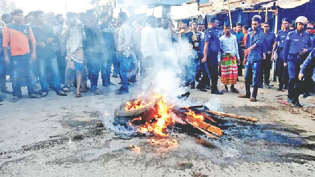 কুষ্টিয়া-১ আসনে সাবেক সাংসদ আফাজ উদ্দীন মনোনয়ন না পাওয়ায় তাঁর সমর্থকেরা সড়কে টায়ার জ্বালিয়ে বিক্ষোভ করেছেন। গতকাল কুষ্টিয়া-প্রাগপুর সড়কের তারাগুনিয়ায়।  ছবি: প্রথম আলো