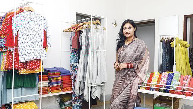 নিজের ডিজাইন স্টুডিওতে তাহমিনা খান, এ উদ্যোগের শুরু হয়েছিল অনলাইনে। ছবি: খালেদ সরকার