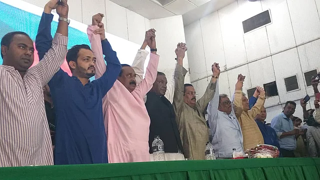 ঢাকা-১৩ আসনের বর্তমান সাংসদ জাহাঙ্গীর কবির নানক এবং ওই আসনে নৌকার প্রতীক পাওয়া ঢাকা মহানগর উত্তর আওয়ামী লীগের সাধারণ সম্পাদক সাদেক খানসহ দলীয় নেতারা। ছবি: সংগৃহীত