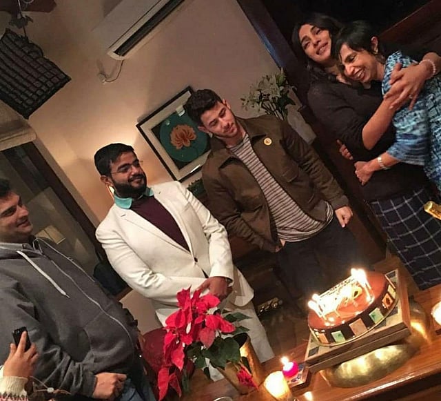 সারপ্রাইজ পার্টিতে এসে মুগ্ধ হন প্রিয়াঙ্কা চোপড়া। জড়িয়ে ধরেন সোনালি বসুকে। এ সময় আরও ছিলেন নিক জোনাস