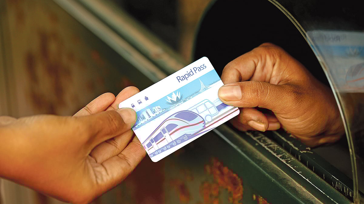 হাতিরঝিলের চক্রাকার বাসে যাতায়াতের জন্য কেনা যায় র‌্যাপিড পাস নামের স্মার্টকার্ড। ছবি: স্মার্ট সময়