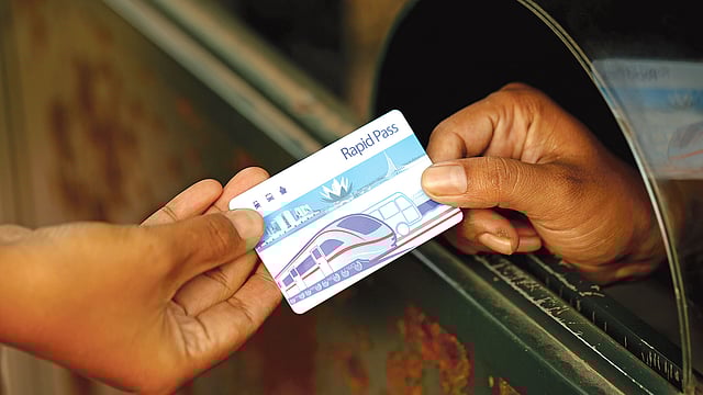 হাতিরঝিলের চক্রাকার বাসে যাতায়াতের জন্য কেনা যায় র‌্যাপিড পাস নামের স্মার্টকার্ড। ছবি: স্মার্ট সময়
