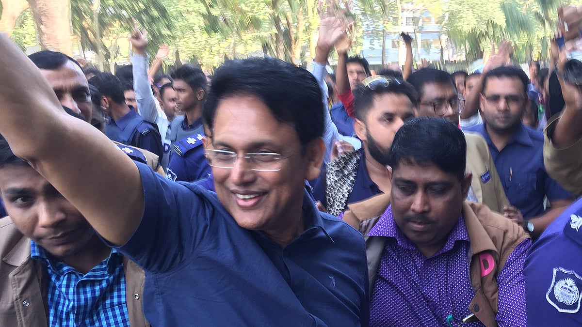 পরোয়ানাভুক্ত ১৬টি মামলায় আজ সোমবার বিএনপির নেতা সাবেক শিক্ষা প্রতিমন্ত্রী আ ন ম এহছানুল হক মিলনকে (হাত তুলে আছেন) আদালতে হাজির করা হয়। ছবি: আলম পলাশ