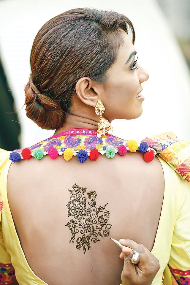 কনের হাতের মেহেদিতে বিয়ের আমেজ। মডেল: আনুশকা, কৃতজ্ঞতা: ক্লিওপেট্রা বিউটি স্যালন, ছবি: সুমন ইউসুফ