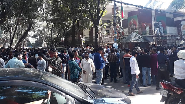 গুলশানে বিএনপির চেয়ারপারসনের কার্যালয়ের আশপাশে দাঁড়িয়ে নেতা–কর্মীরা। ছবি: আহমেদ জায়িফ