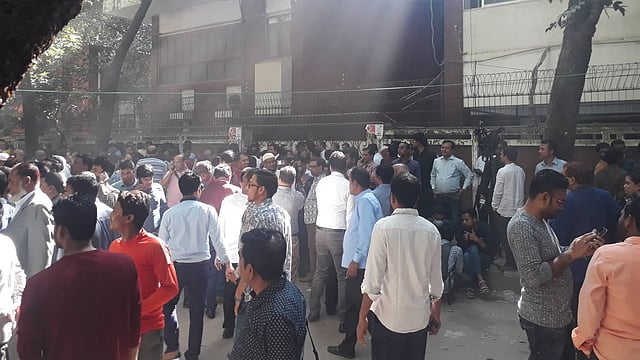 গুলশানে বিএনপির চেয়ারপারসনের কার্যালয়ের আশপাশে দাঁড়িয়ে নেতা–কর্মীরা। ছবি: আহমেদ জায়িফ