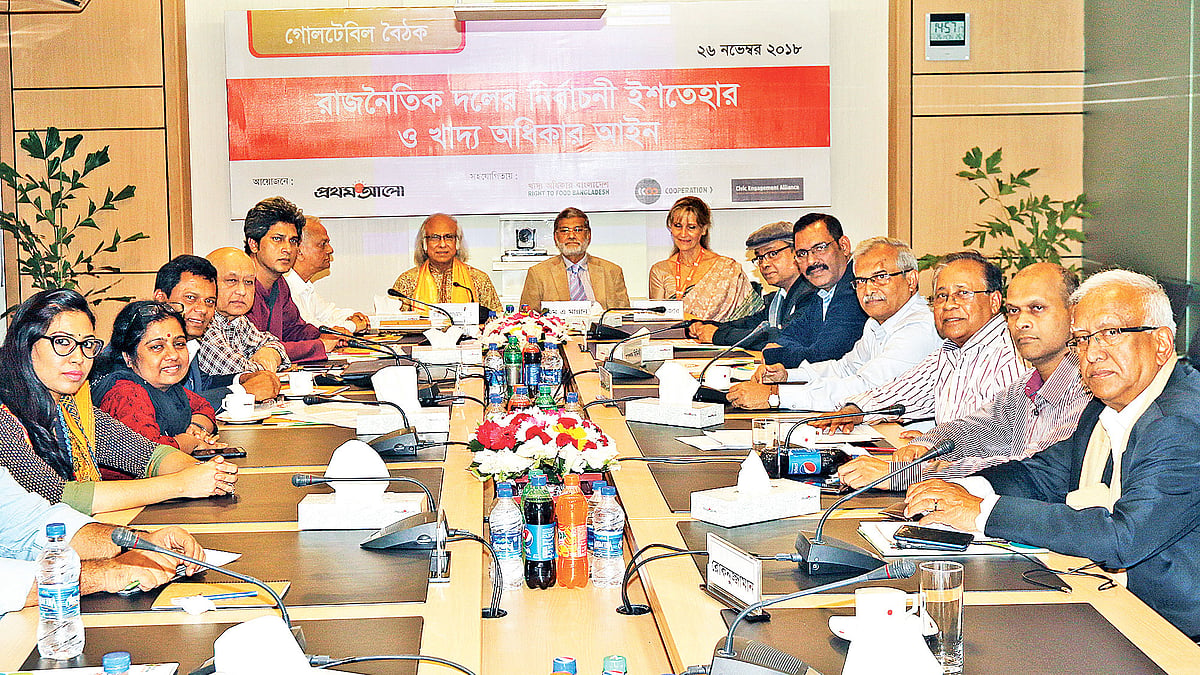 ‘রাজনৈতিক দলের নির্বাচনী ইশতেহার ও খাদ্য অধিকার আইন’ শীর্ষক গোলটেবিল বৈঠকে অতিথিরা। গতকাল প্রথম আলো কার্যালয়ে। ছবি: প্রথম আলো