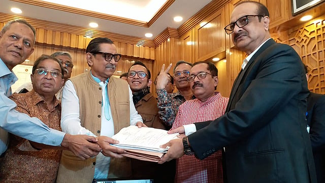 ঢাকা-৮ আসনের জন্য মনোনয়নপত্র জমা দেন ওয়ার্কার্স পার্টির সভাপতি রাশেদ খান মেনন। ছবি: মোশতাক আহমেদ।
