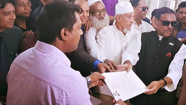 আজ দুপুরে নোয়াখালীর কোম্পানীগঞ্জে সহকারী রিটার্নিং কর্মকর্তা ও উপজেলা নির্বাহী কর্মকর্তার কাছে মনোনয়নপত্র জমা দেন ওবায়দুল কাদের । ছবি: প্রথম আলো