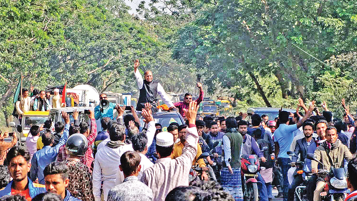 দলীয় মনোনয়ন পেয়ে আচরণবিধি লঙ্ঘন করে গাড়িবহর নিয়ে এলাকায় ফিরছেন নাটোর-৪ (গুরুদাসপুর-বড়াইগ্রাম) আসনের সাংসদ মো. আবদুল কুদ্দুস। গতকাল নাটোরের বনপাড়া-হাটিকুমরুল মহাসড়কে।  ছবি: প্রথম আলো